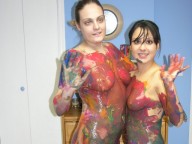 Vidéo porno mobile : Danni and Cristal do body painting